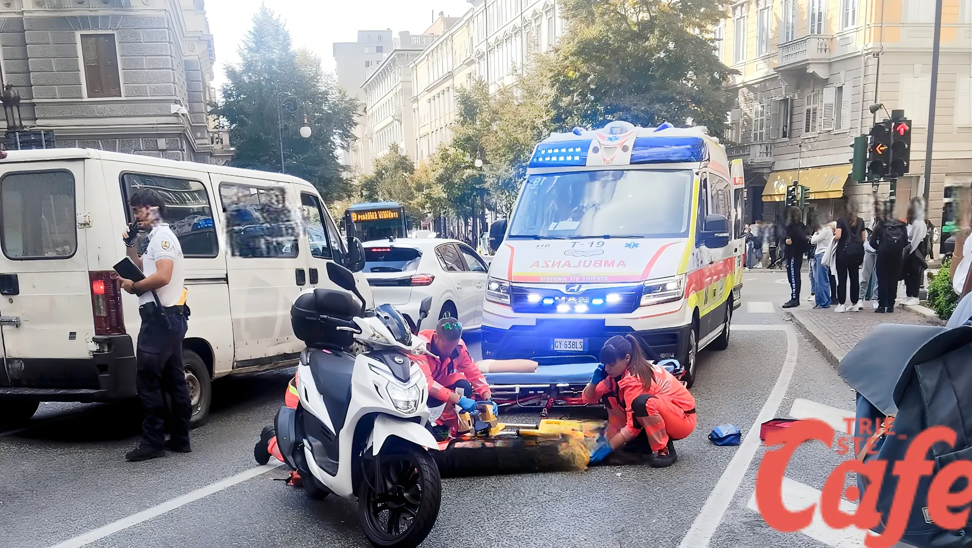 Trieste, scontro tra auto e scooter in via Giulia: ferita una donna