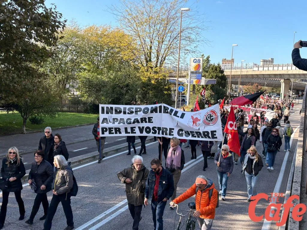 Trieste, «Indisponibili a pagare per le vostre guerre»: lo striscione nel corteo in Campi Elisi