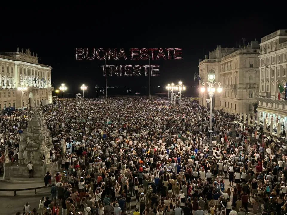 Trieste in delirio per i mille droni, Piazza Unità stracolma: una notte di luce, musica ed emozioni (FOTO - VIDEO)