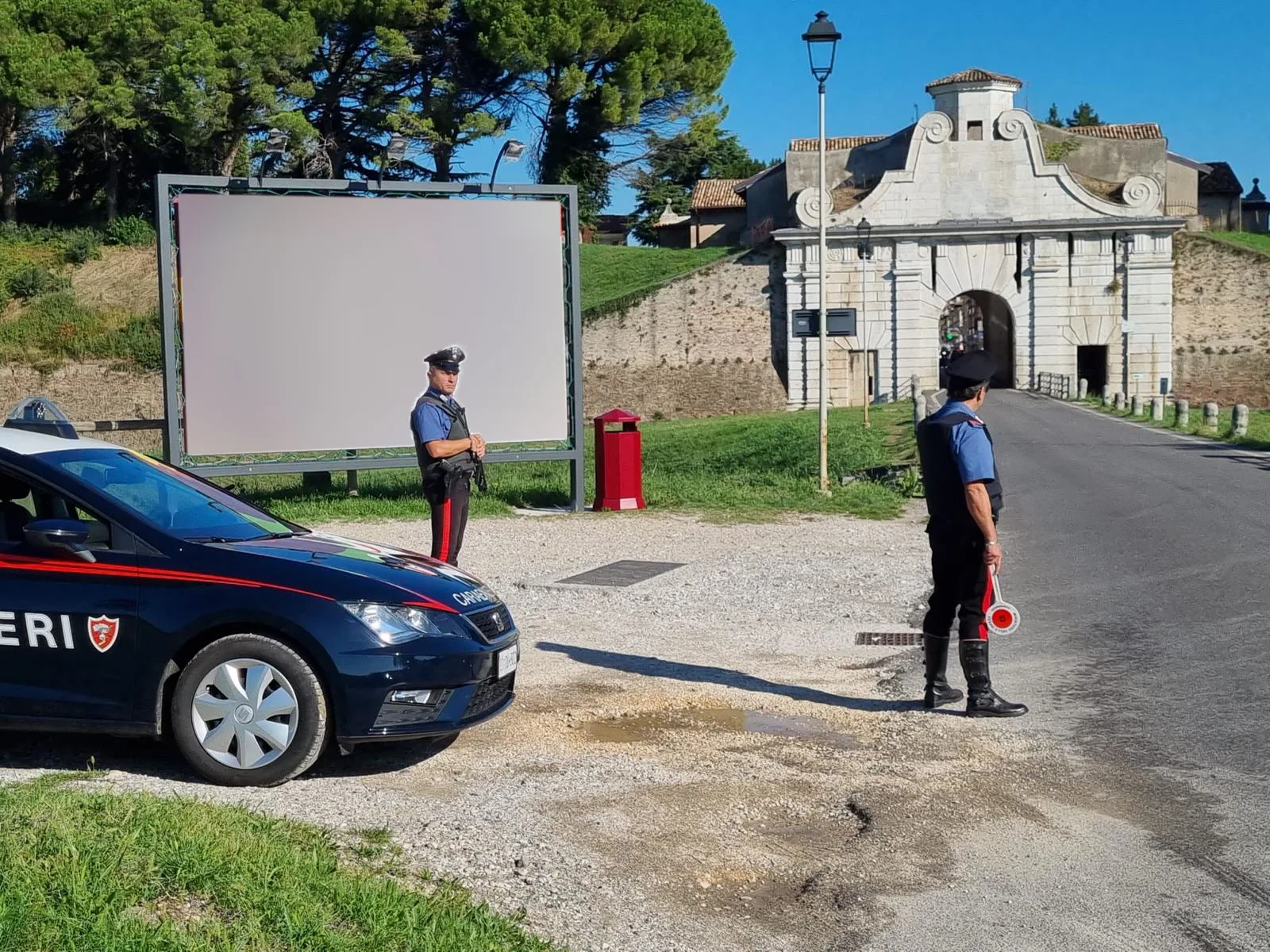Fvg, "pisson" sorpreso a urinare in un parco davanti a minori: denunciato 51enne