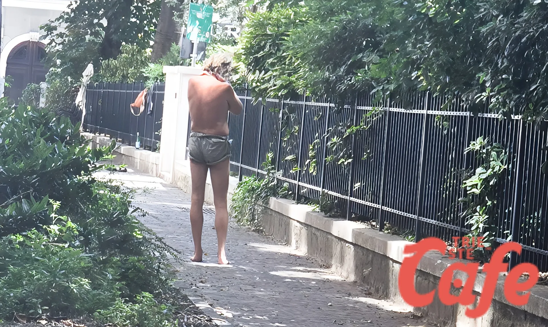 Piazza Hortis, gira a petto nudo tra famiglie e bambini: scoppia il dibattito sul decoro