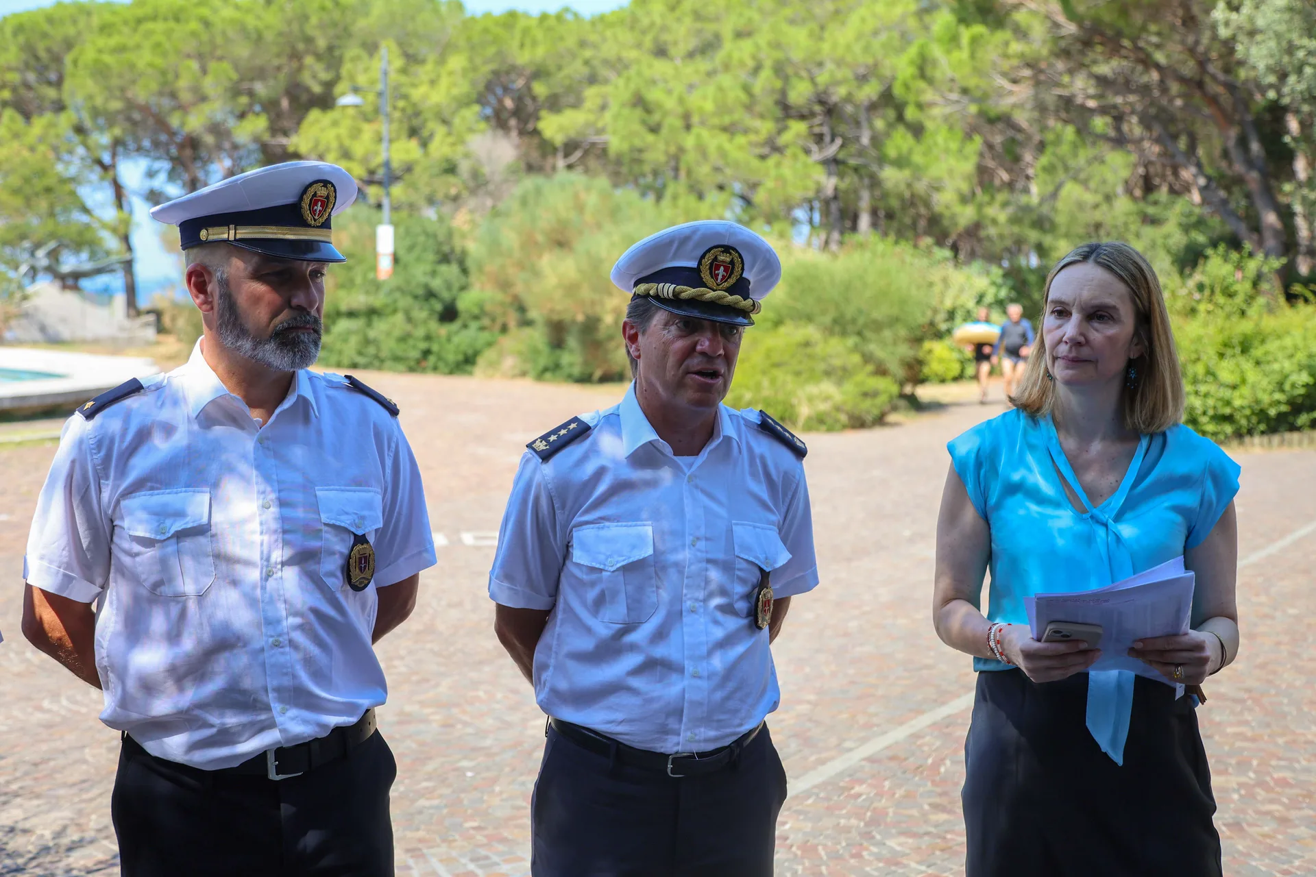 Barcola, cade sulla spiaggetta: salvata con la "catena umana" di agenti e bagnanti