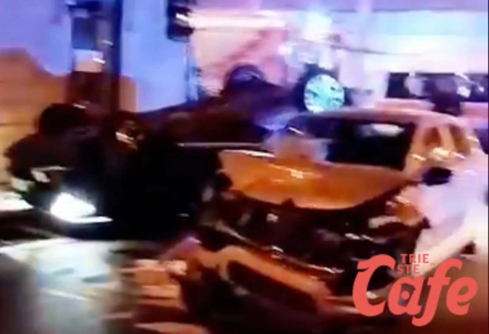 Trieste, violento incidente all’alba in piazza Vittorio Veneto: due auto coinvolte, una si capotta