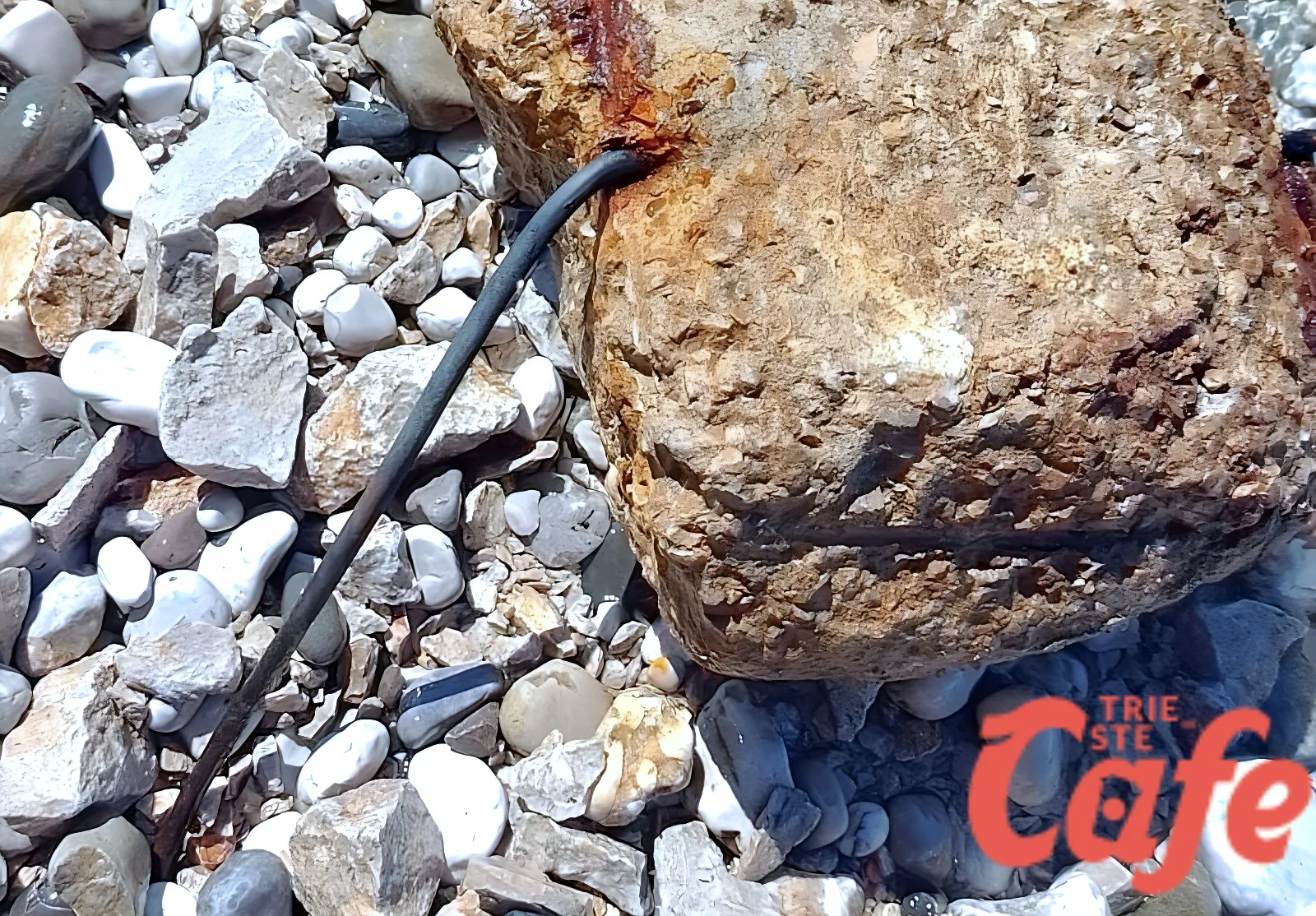 Trieste, allarme al Bau Beach di Barcola: «Tondino arrugginito sporge per 30-40 centimetri»