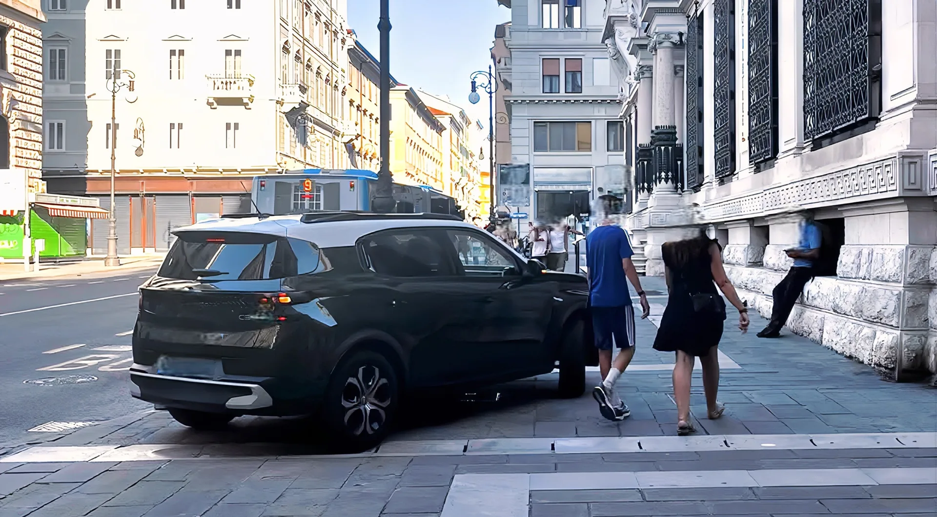 Piazza della Repubblica, auto abbandonata sul marciapiede: il conducente scende e se ne va