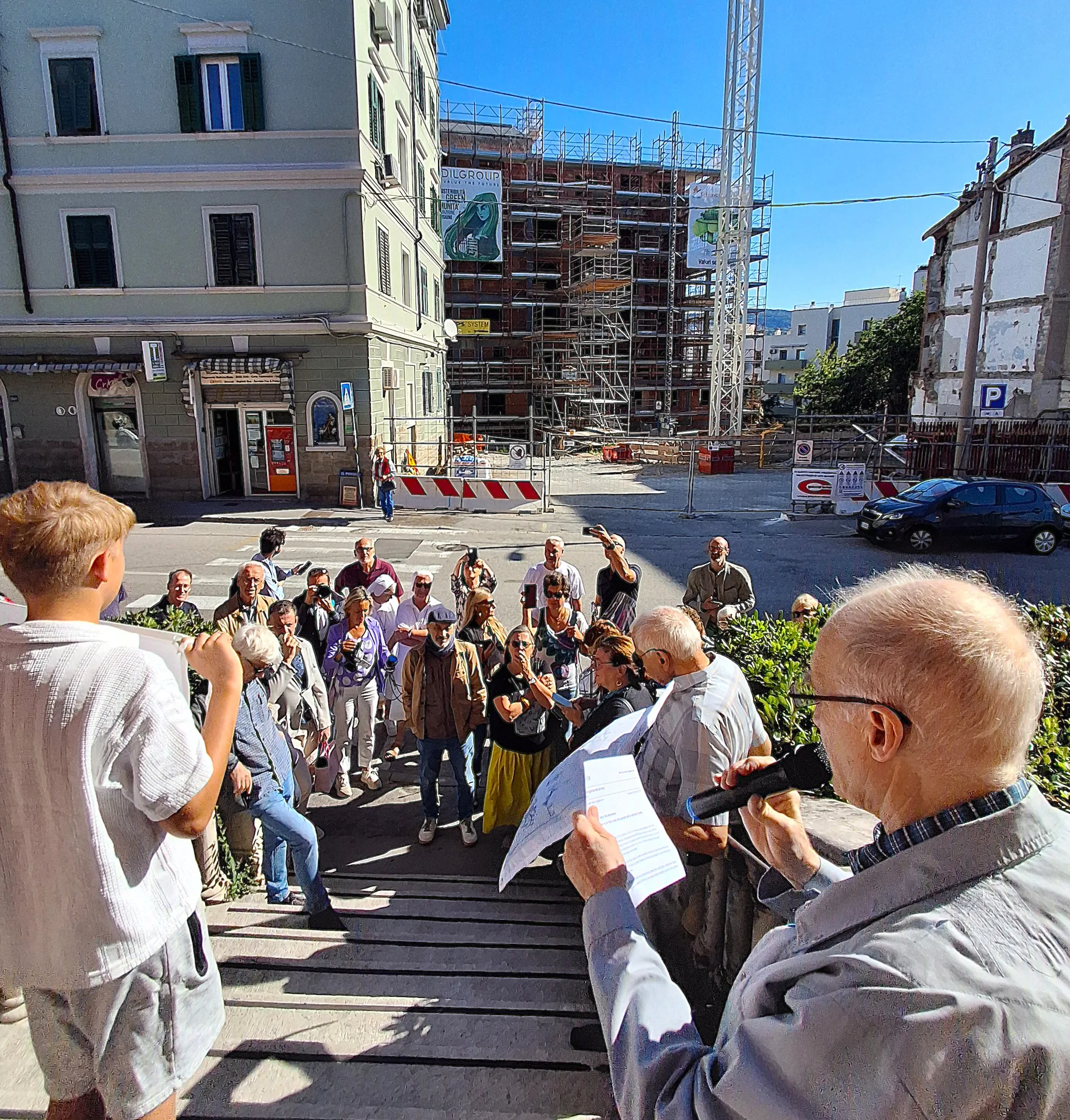 Maddalena alza la voce: «Salviamo la piazzetta dal cemento, diventi uno spazio verde per tutti»