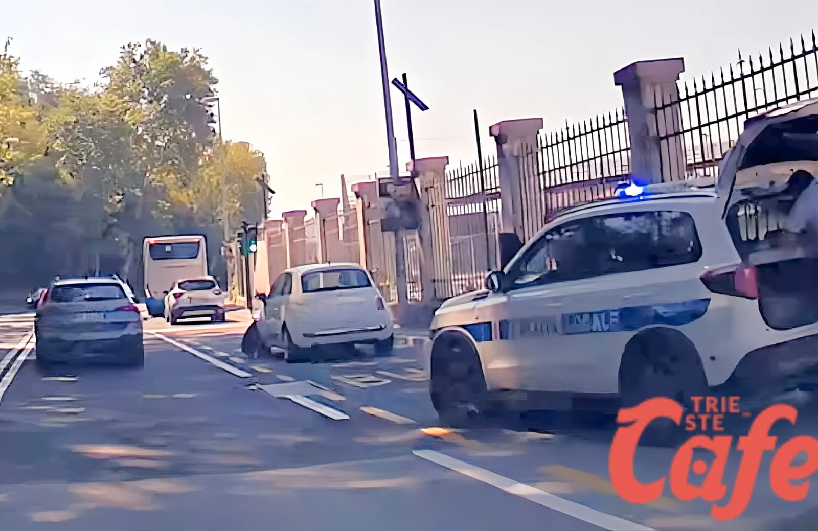 Viale Miramare: tamponamento a catena tra bus APT e due auto