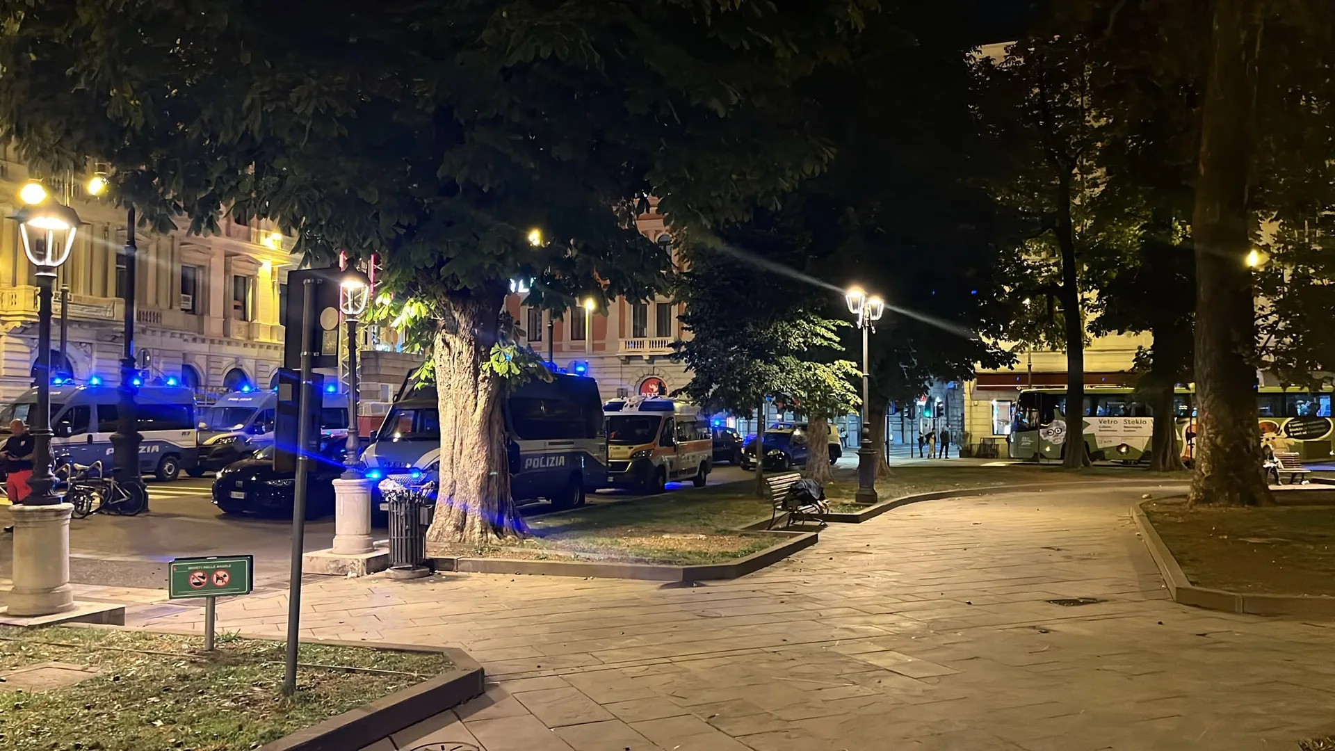 Trieste, maxi controllo in piazza della Libertà: 70 persone presenti, hashish sequestrato