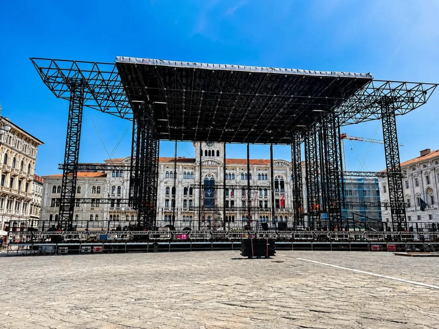 Pronto il palcoscenico in piazza Unità: in arrivo un weekend di musica