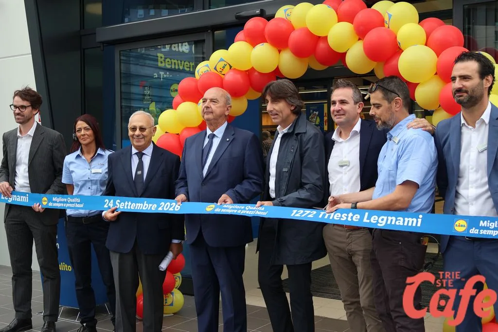 Folla dalle 8 per il nuovo Lidl nell’ex Gaslini: entusiasmo per l’apertura, ma niente buffet né regali (FOTO-VIDEO)
