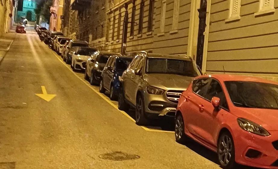 Trieste, «Ogni sera auto al posto degli scooter»: la protesta da via Ruggero Manna
