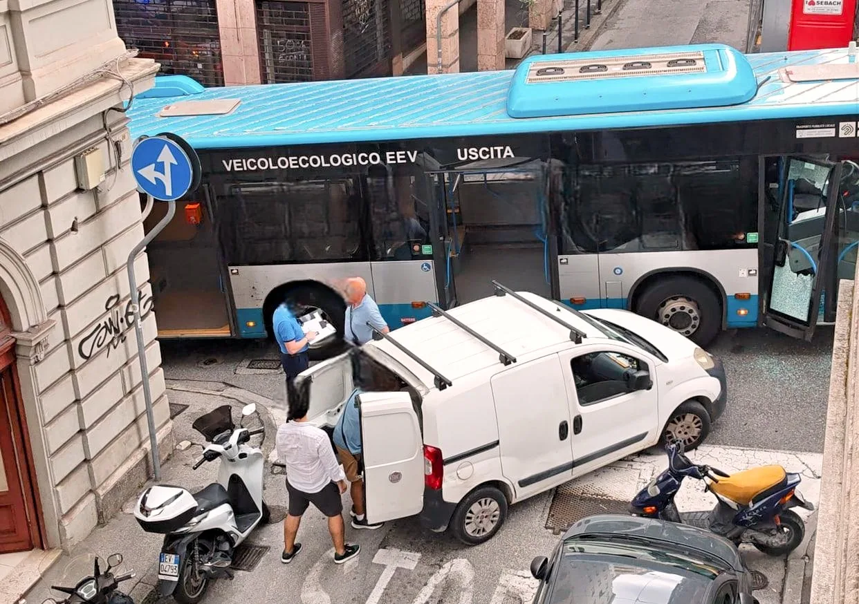 Via Crispi troppo stretta tra auto e scooter: «Rischiano di non passare nemmeno le ambulanze»
