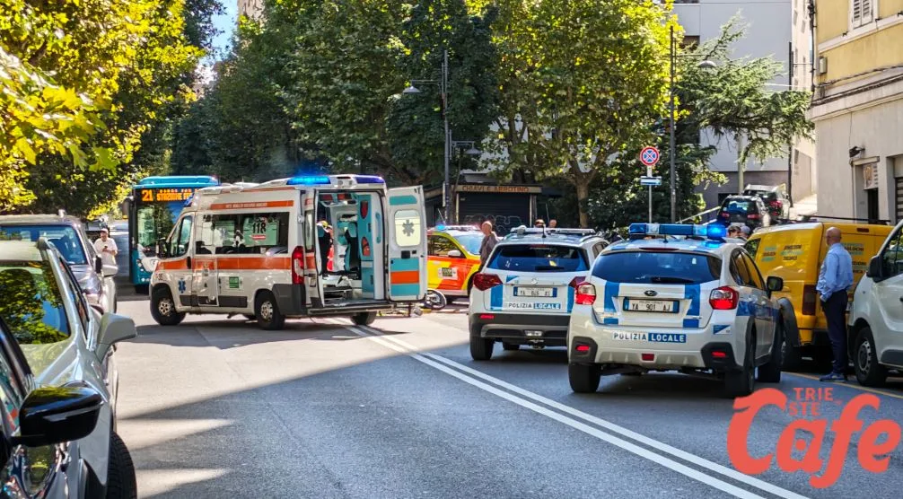 Trieste, moto coinvolta in un incidente in viale D’Annunzio: ambulanza e Polizia Locale sul posto