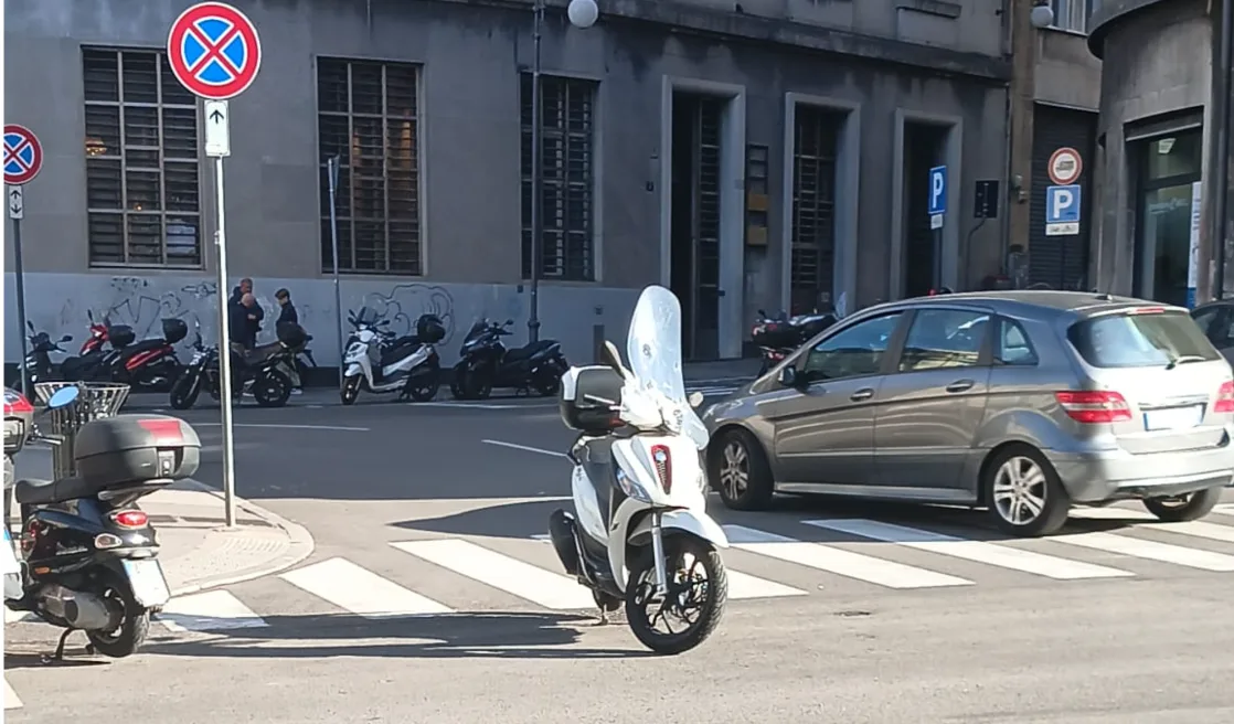 Trieste, lo scooter si prende il centro della scena: sosta “creativa” in largo Riborgo