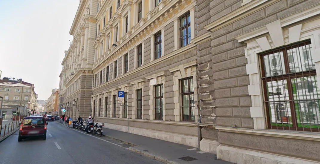 Trieste, 50 minuti di attesa alle Poste per 20 secondi allo sportello: «Mai più in Posta Centrale»
