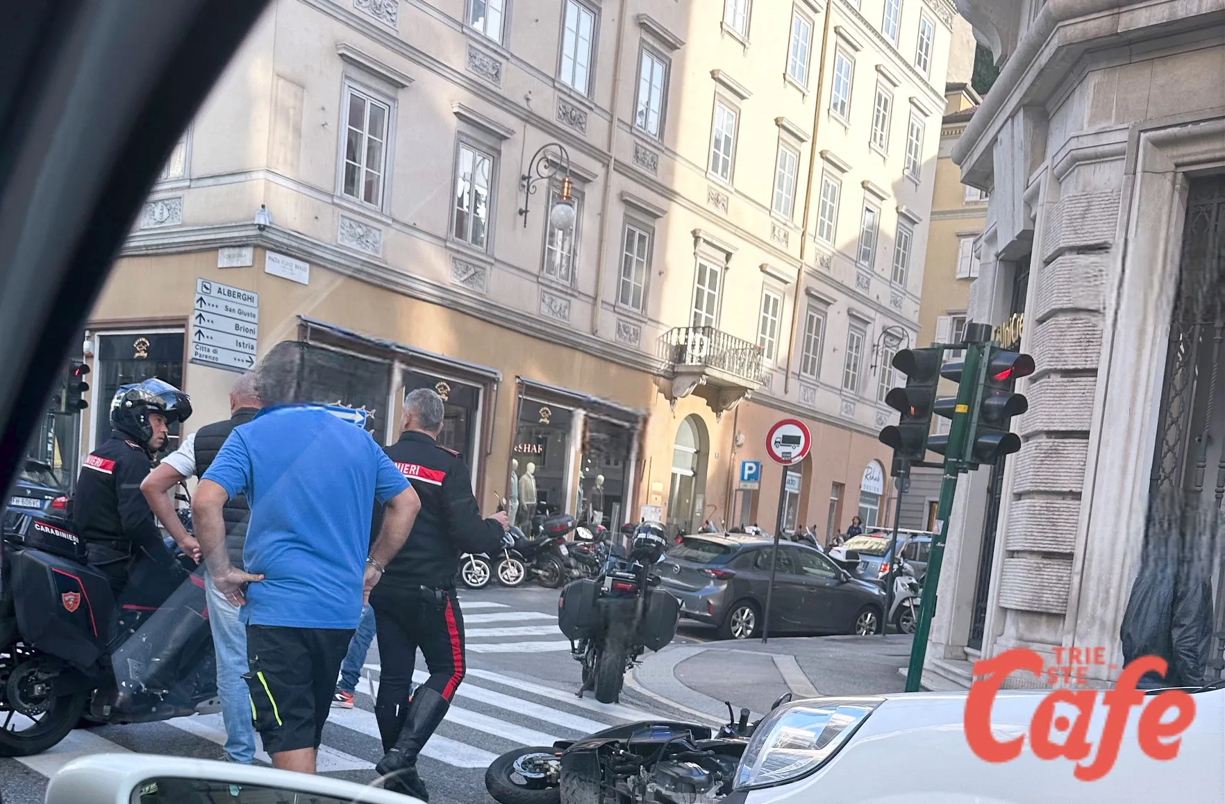 Scontro in corso Italia: coinvolti un furgoncino e uno scooter, carabinieri sul posto