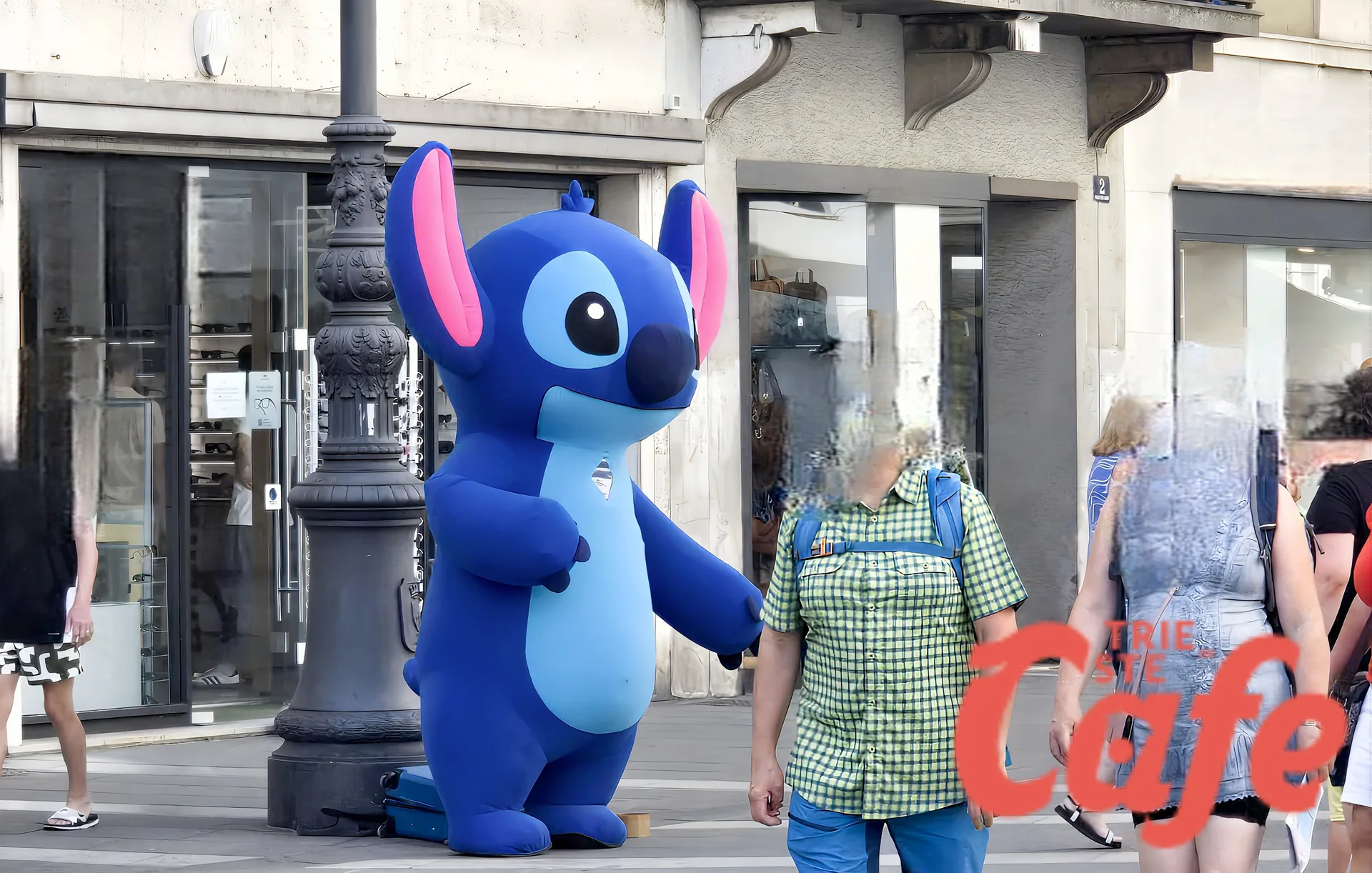Trieste come Disneyland: in piazza della Borsa spunta Stitch, pioggia di selfie e sorrisi
