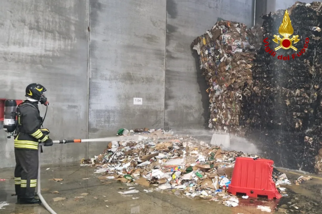 Duino Aurisina, incendio nel deposito della cartiera: fiamme tra le balle di carta, magazzino invaso dal fumo