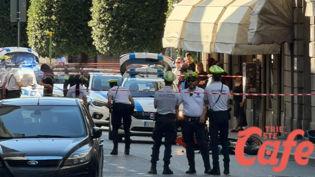 Trieste, incidente in Corso Saba: moto a terra e una persona trasportata in ospedale