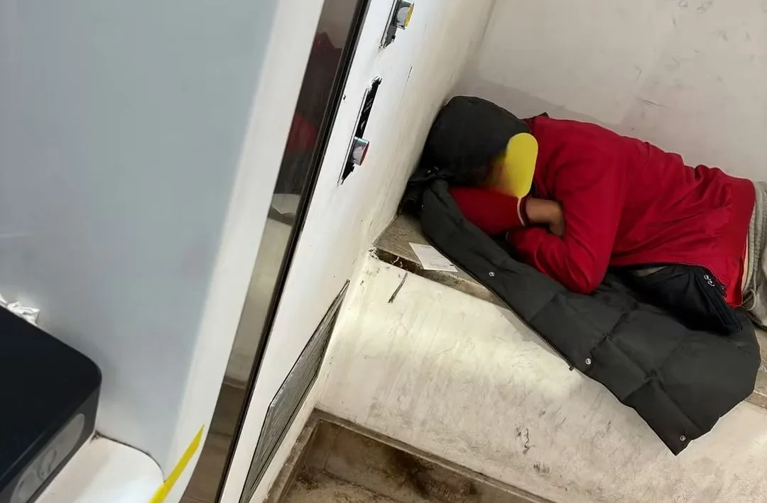 Trieste, dorme nell’atrio del bancomat in via Milano: «Non è un episodio isolato»
