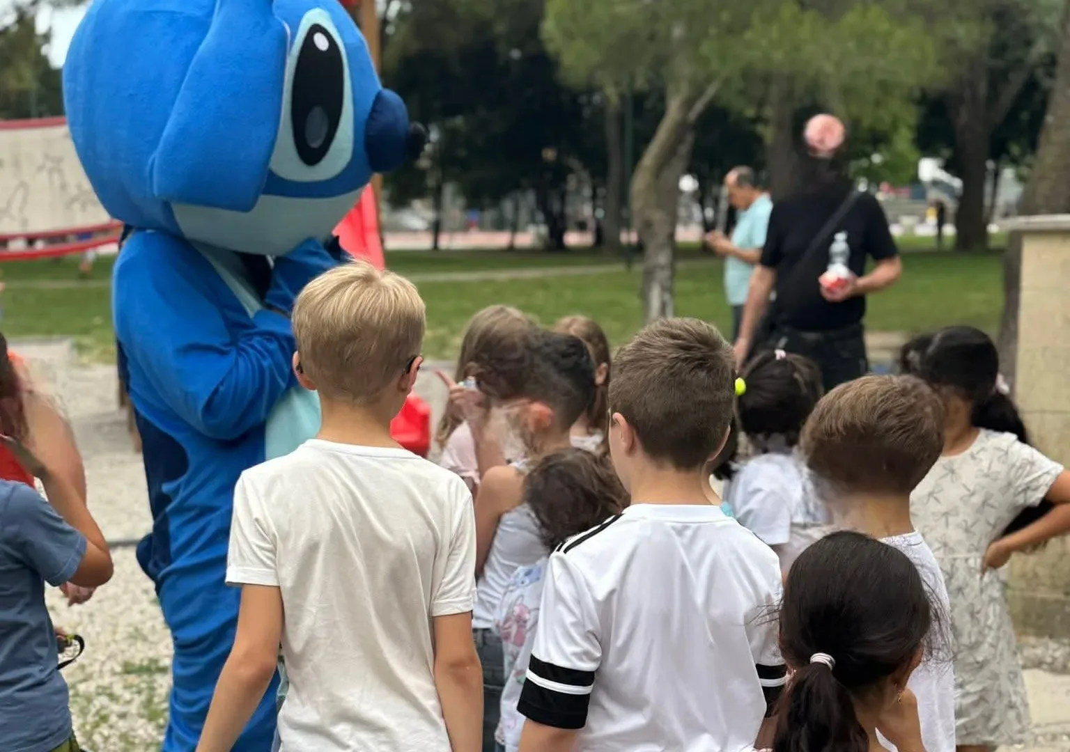 Compleanno deserto, la città salva la festa. La mamma ringrazia in lacrime: "Ci avete regalato la magia"