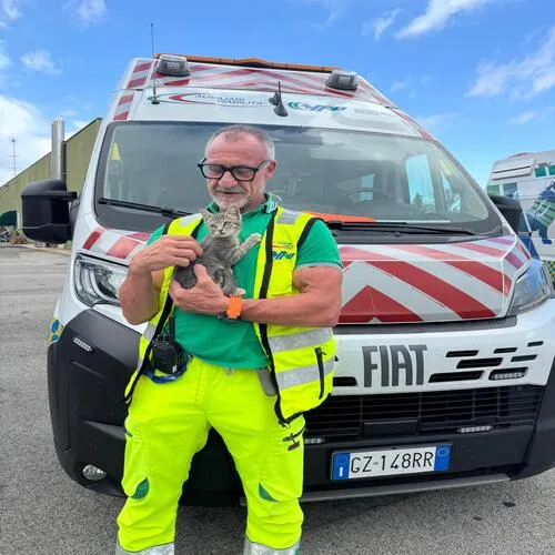 A4, salva un gattino nello spartitraffico del Passante e lo adotta: il regalo di fine carriera dell'ausiliario Michele