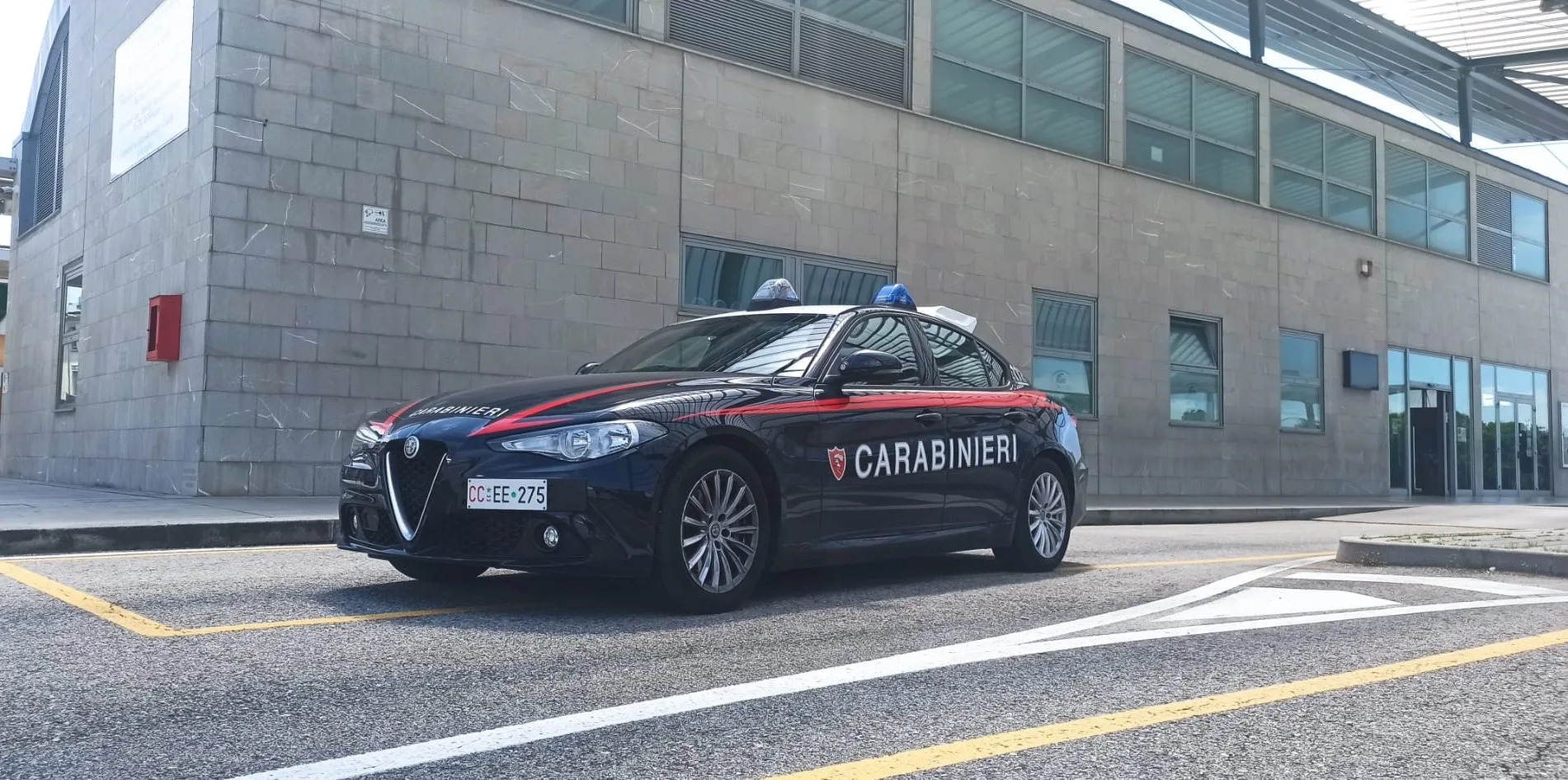 Strappano una collana durante un abbraccio: i Carabinieri identificano e denunciano due donne