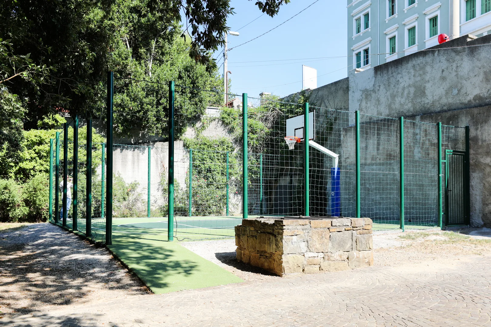 Giardino di Villa Cosulich: consegnato alla collettività un nuovo campo da basket