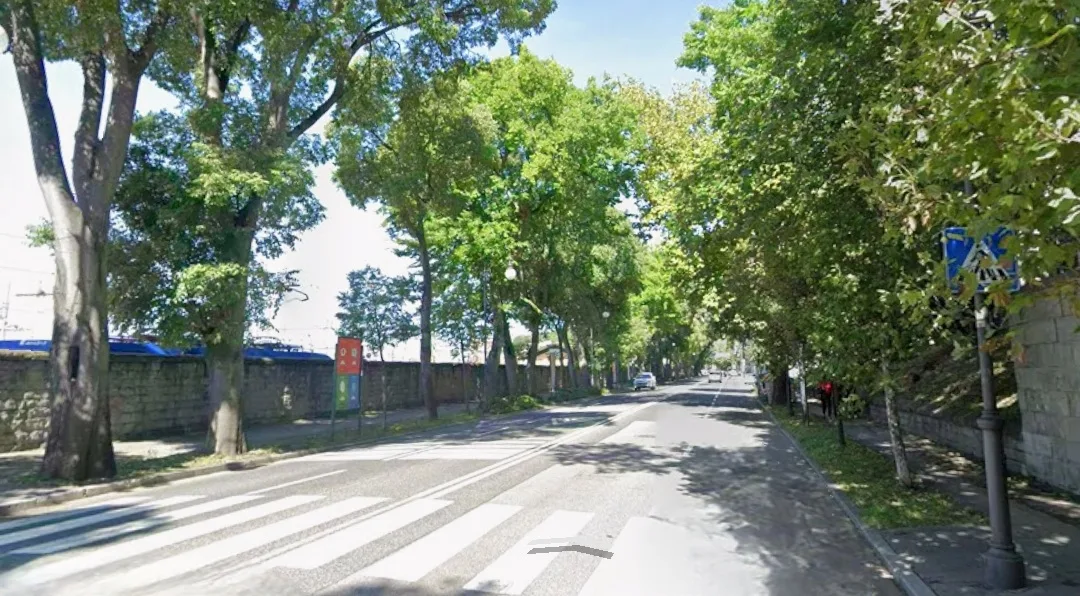 Trieste, ciclisti contromano tra piazza Libertà e viale Miramare: «Così si rischia l’incidente»