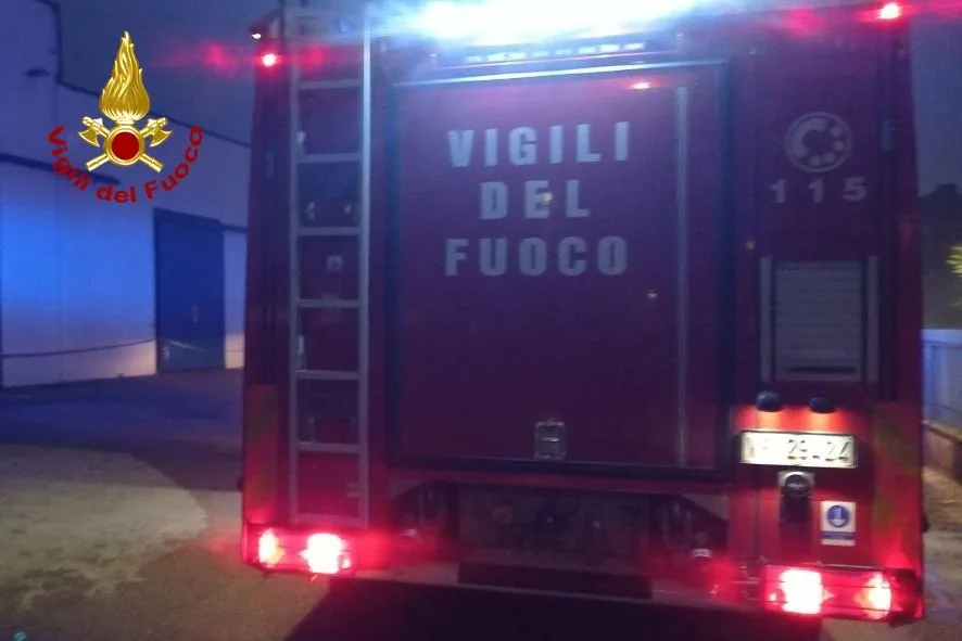 Prata di Pordenone, incendio nella notte in un'azienda di plastica: tetto e macchinari in fiamme