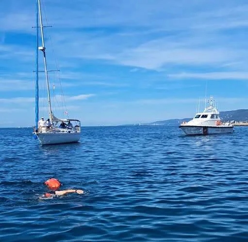 Traversata a nuoto da Miramare a Trieste: l'impresa da record dell'83enne Ferruccio Caucci