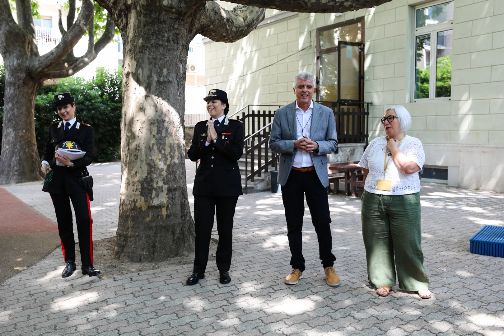 I bambini della scuola dell'infanzia del sole ringraziano i Carabinieri donando i loro disegni