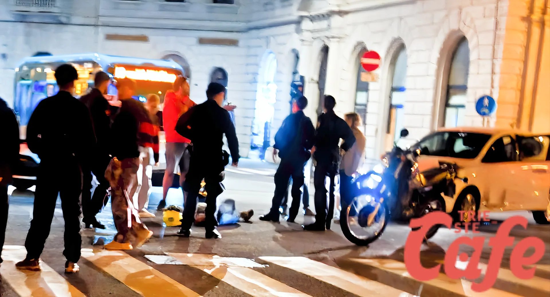 Trieste, scontro tra auto e moto in piazza Libertà: centauro trasportato in ospedale