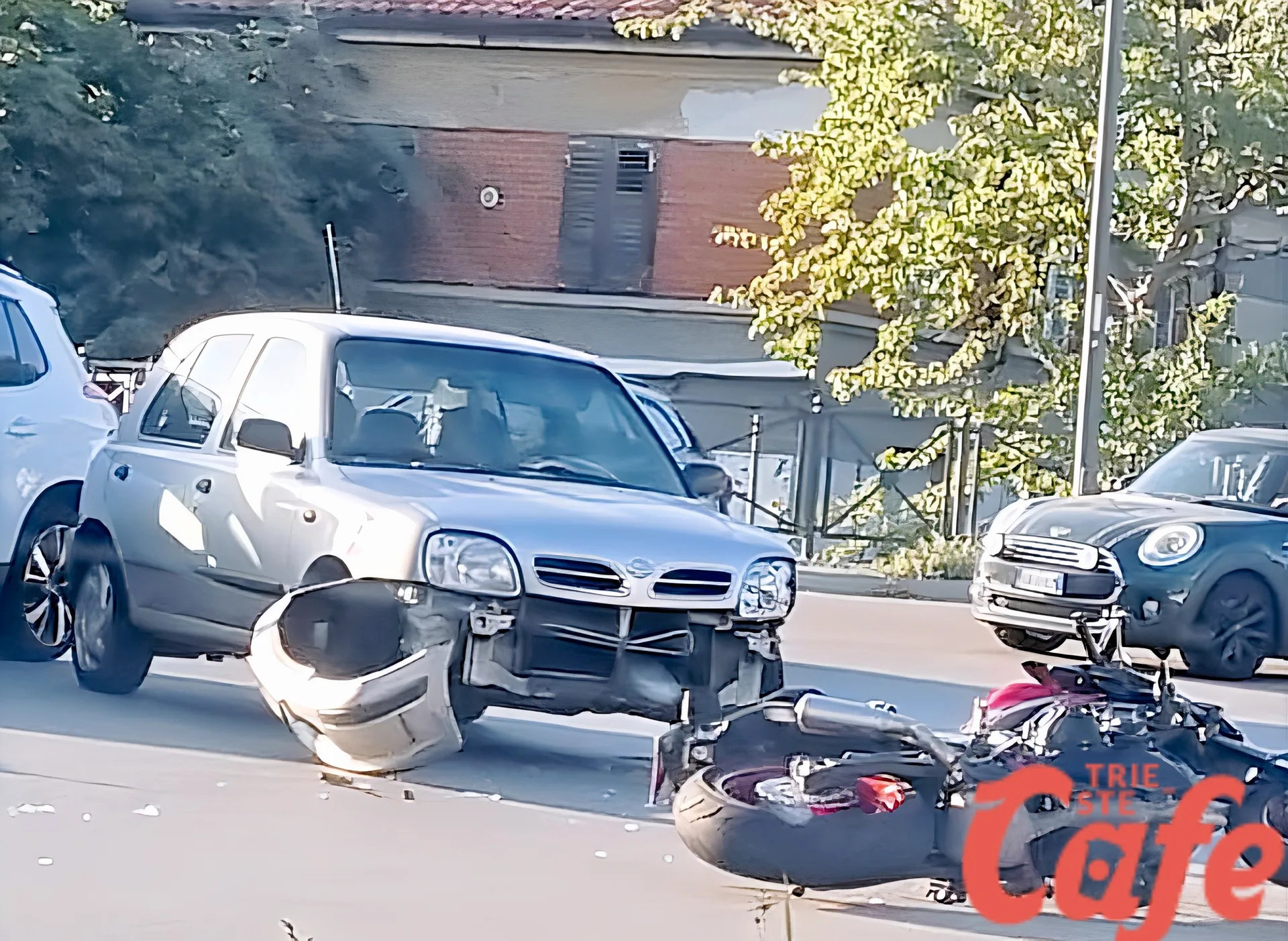 Trieste, scontro tra auto e moto nella rotonda di via Flavia: traffico in tilt