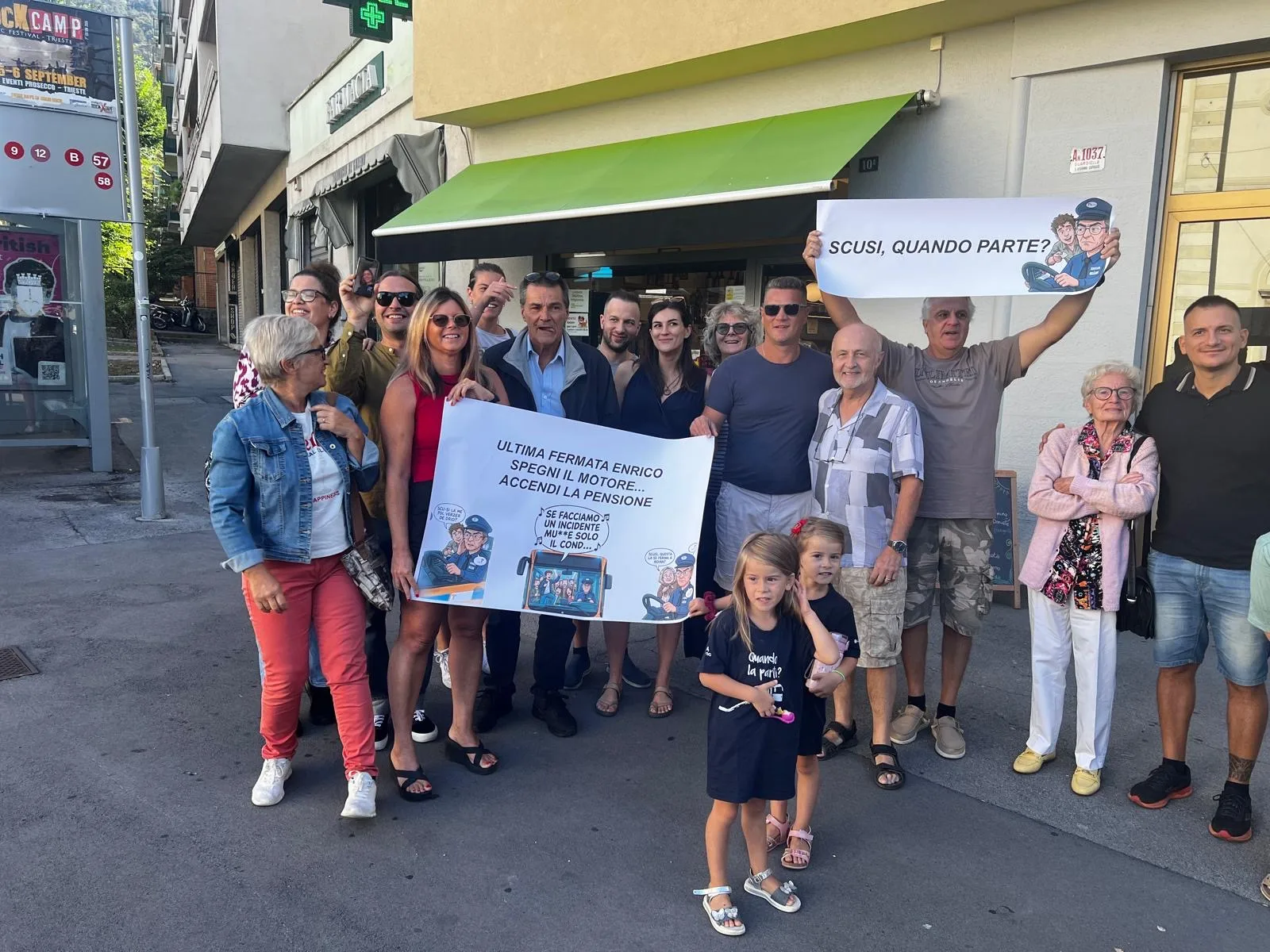 Trieste, «Ultima fermata Enrico, spegni il motore… accendi la pensione»: festa sul bus per l’autista
