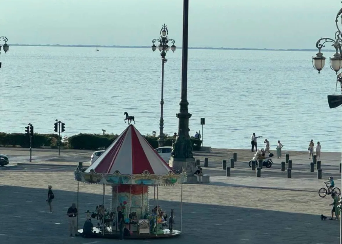 Dipiazza: “Giostra in Piazza Unità per un film, stanotte la rimuovono”