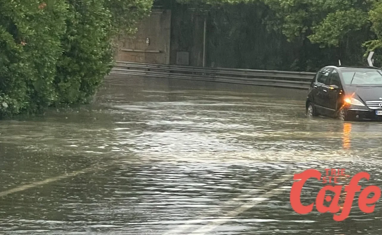 Trieste, sottopasso di viale Miramare allagato: acqua sulla carreggiata e code verso il centro