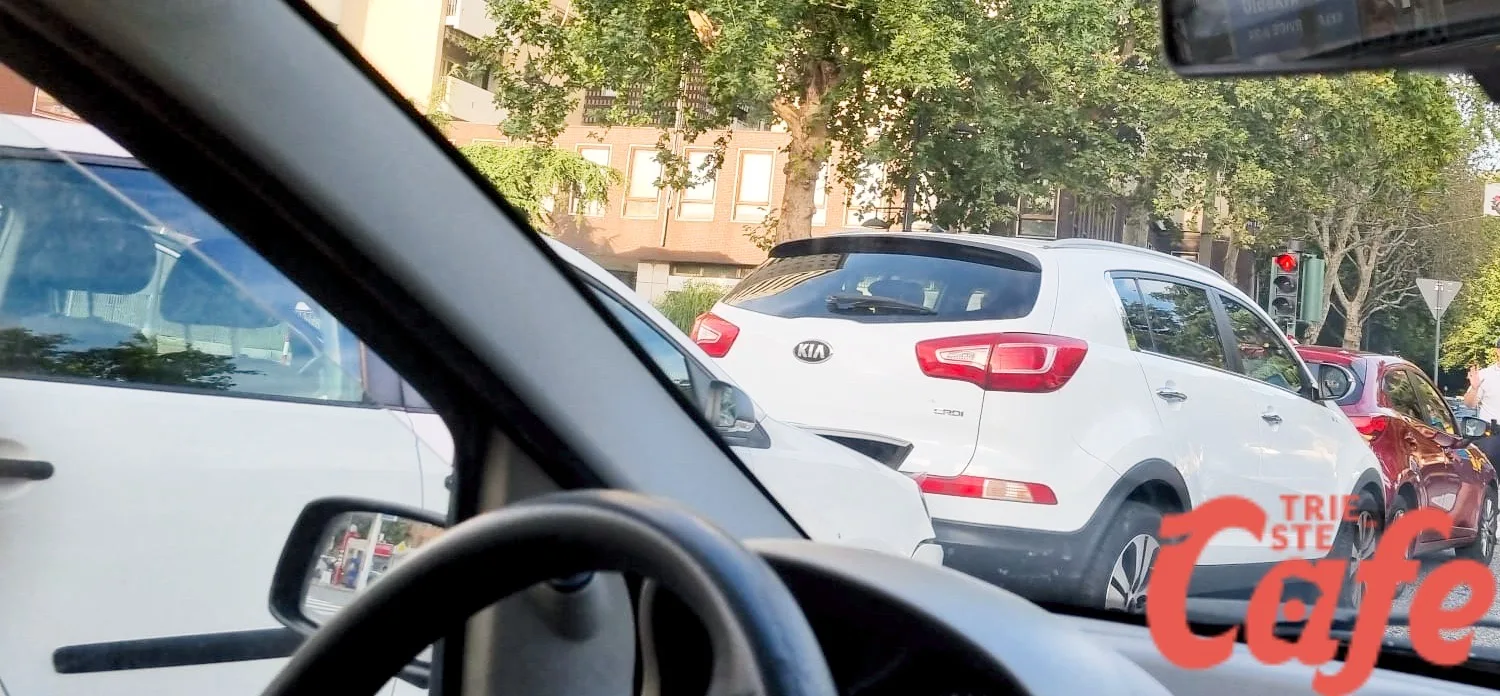 Tamponamento a catena in piazza Foraggi, rallentamenti al traffico