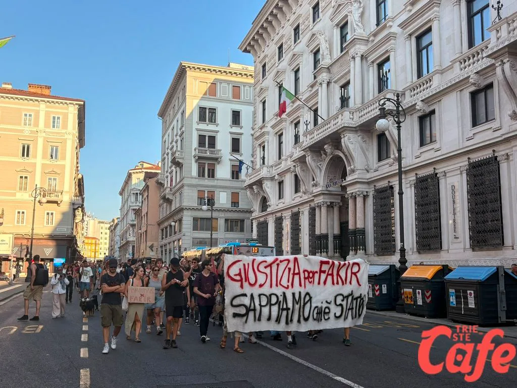 Trieste, corteo per Fakir e antifascismo: un centinaio di manifestanti nl centro, tensione finale (VIDEO)