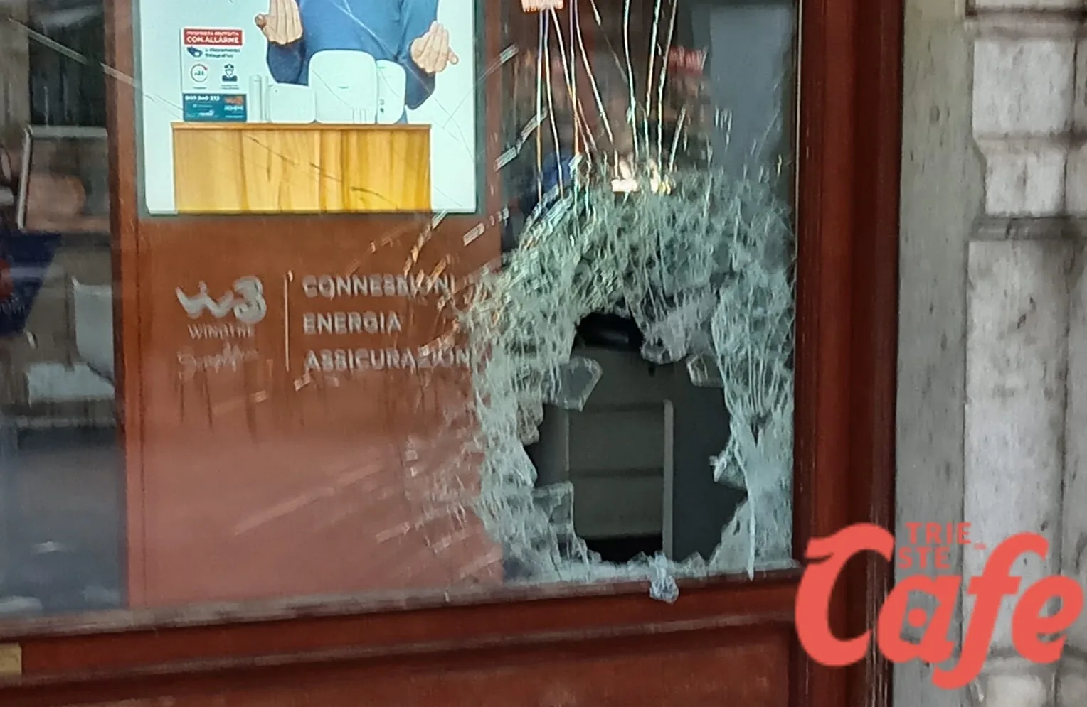 Trieste, vetrina distrutta in piazza Unità: danneggiato il punto vendita Wind