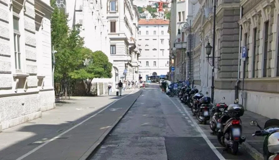 Tentato scippo in via Trento mentre accompagnava la figlia all’asilo