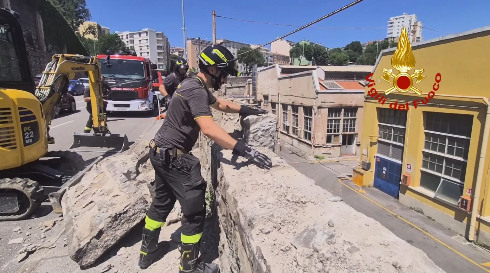 Autoarticolato si stacca dal carro attrezzi e sfonda un muro: intervento dei Vigili del fuoco a Trieste