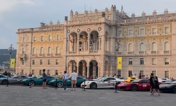 120 Ferrari in Piazza Unità, Dipiazza : «Migliaia di persone negli alberghi e nei ristoranti» (VIDEO)