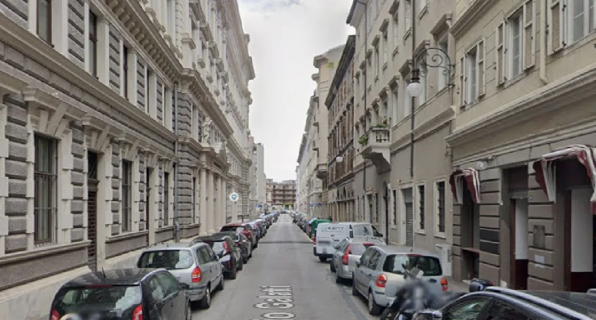 In pieno centro rapinato un imprenditore: "Chi mi ha aggredito non è un minorenne"