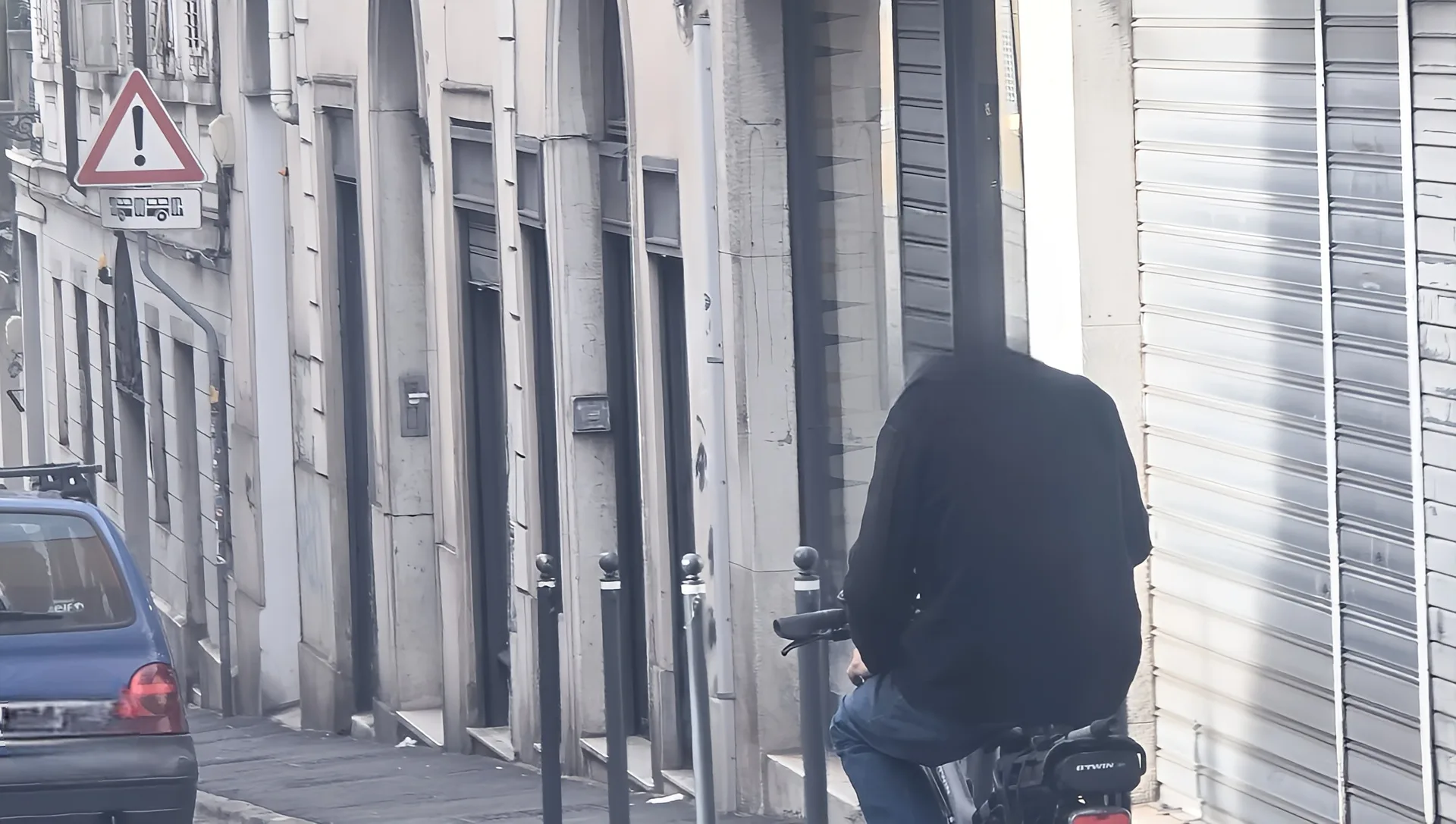 Ciclista scende lungo via San Michele fumando: preoccupazione tra automobilisti e pedoni