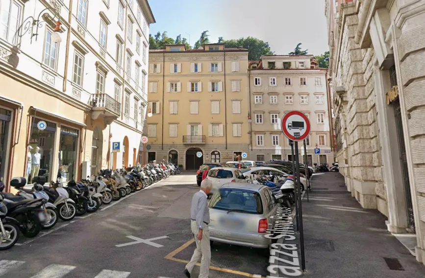 Piazza Benco, una storia che resta nel cuore: «Quel militare è stato l’unico a farmi gli auguri»