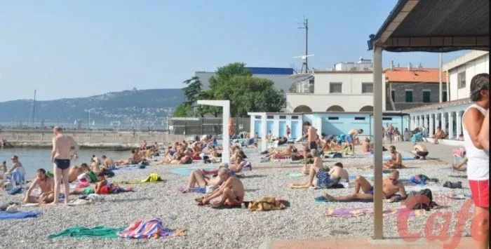 Trieste, caos al Pedocin: volano accuse e spintoni durante una discussione sulle regole del bagno