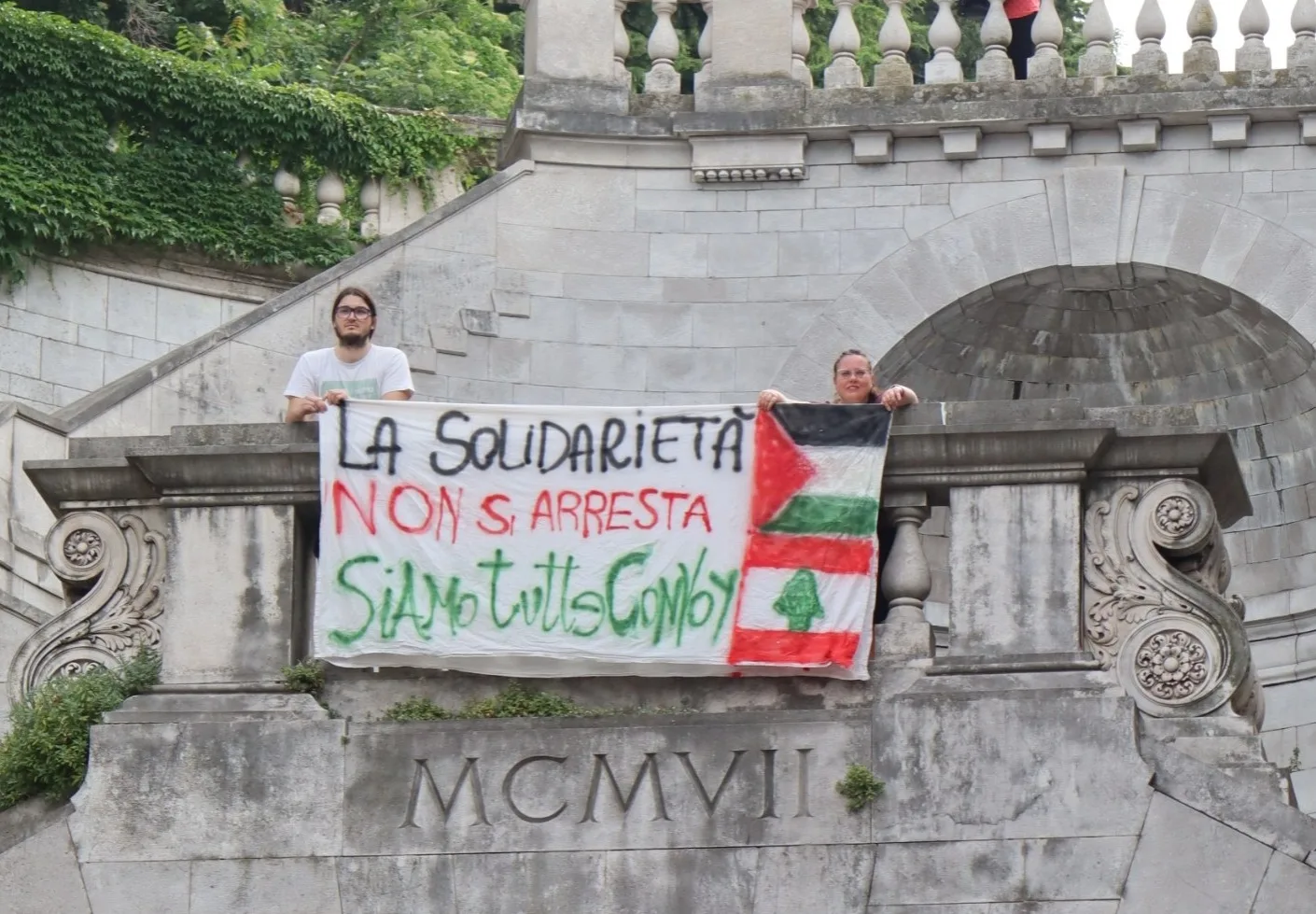 Trieste, striscione alla Scala dei Giganti per la Palestina: “La solidarietà non si arresta”