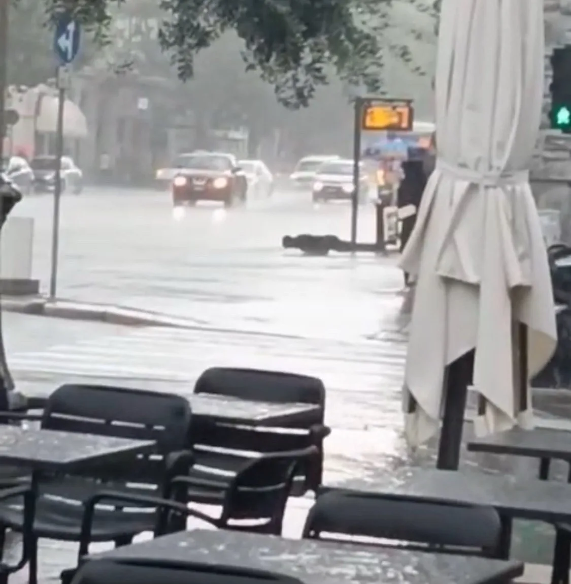 Il diluvio non lo ferma: piegamenti sulle braccia sotto la pioggia battente in via Carducci