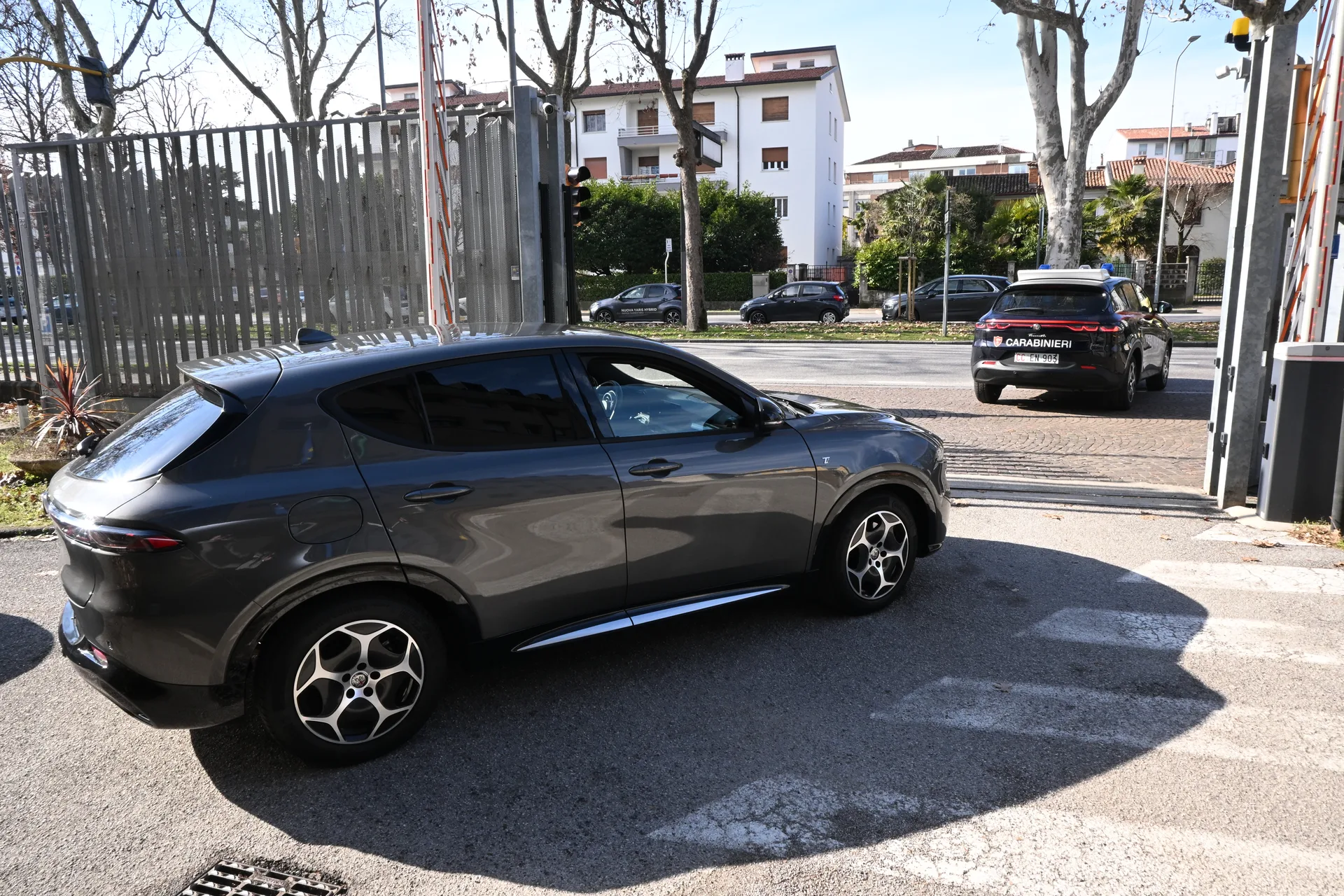 Finto carabiniere strappa i gioielli a una 72enne e fugge: arrestato, recuperato il bottino